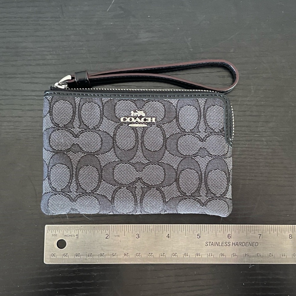 Coach corner zip wristlet wallet black/gray